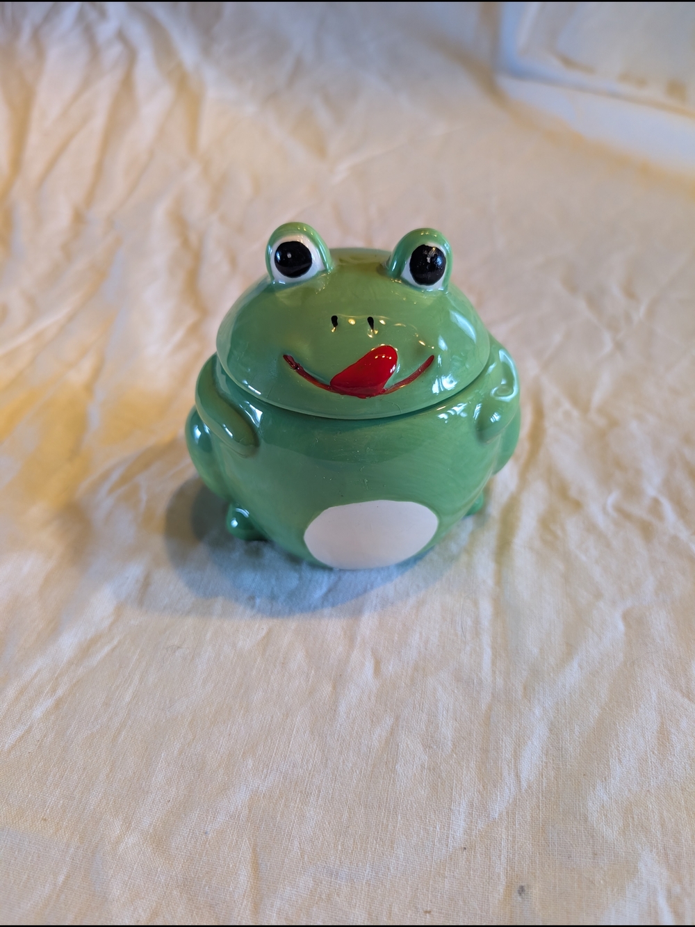 2/30$ Vintage Green Ceramic Frog Trinket Box with Red Tongue Accent